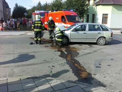 Tři osoby se zranily při dopravní nehodě dvou osobních vozidel 