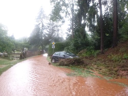 Přívalové deště a silné bouřky páchaly škody především na Trutnovsku, hasiči evakuovali dětský tábor