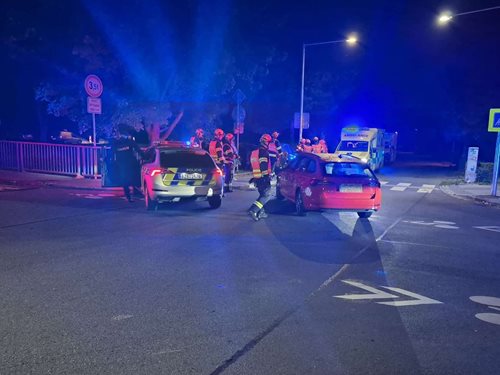 Srážka dvou osobních vozidel si vyžádala tři zraněné