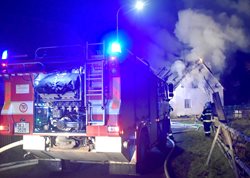 V Chodově u Bečova shořela střecha rodinného domu