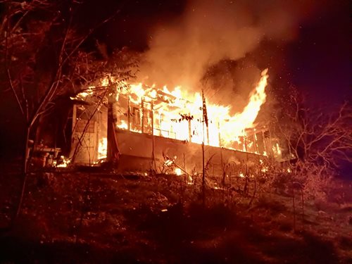 Chata v plamenech: Hasiči bojovali s požárem zasaženým v plném rozsahu