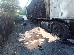 Požár kamionu s odpadním papírem