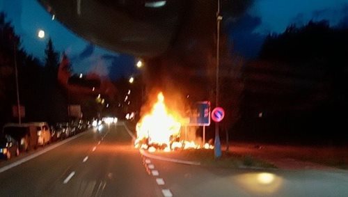 Tragická nehoda skončila požárem automobilu. Jeden člověk zemřel