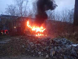 Požár traktorbagru ve Studénce způsobil škodu za 600 tisíc korun, likvidovaly ho dvě jednotky hasičů