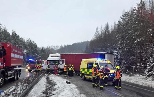 Kamion blokoval dva jízdní pruhy při dopravní nehodě