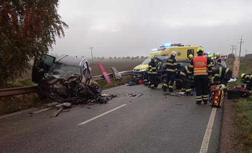 Sedm zraněných po srážce dvou aut: Hasiči vyprošťovali zaklíněné řidiče