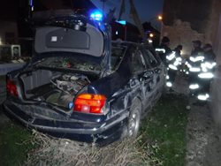 Osobní automobil narazil do rodinného domu