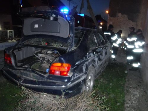 Osobní automobil narazil do rodinného domu