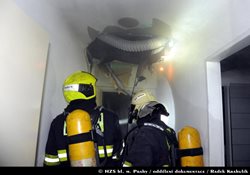 V hotelu v Praze 3 hořelo světlo, hasiči museli rozebrat stropní podhled