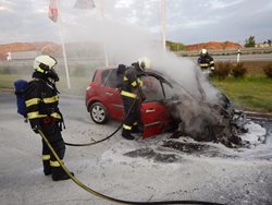 Na čerpací stanici v Mitrovicích hořelo osobní auto