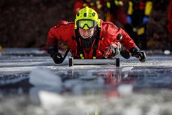 Výcvik hasičů na záchranu ze zamrzlé hladiny