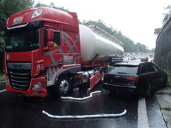 Nehoda kamionu a tří osobních automobilů