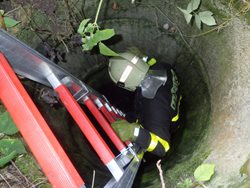 Záchrana srnečka z hluboké studny ve Vítkově