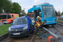 Náročné nakolejování kloubové tramvaje po nárazu do osobního auta