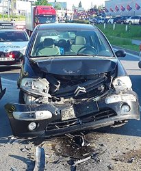 V Třebíči se ve čtvrtek ráno srazila tři osobní vozidla, nehoda se obešla bez zranění