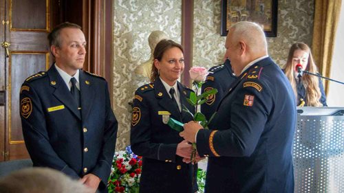 Vběhli do hořících domů a zachraňovali životy. Hasiči ocenili šest statečných lidí