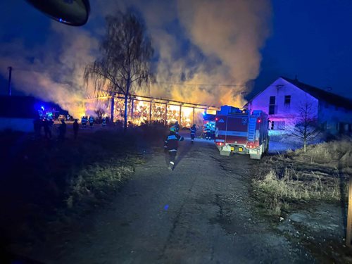 Požár skladu zničil velké množství slámy