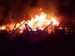 Požár stolařské dílny v Beskydech, hasiči uchránili sousední roubenku