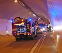 Dopravní nehoda dodávky a kamionu v tunelu Panenská  