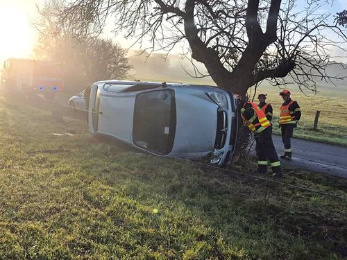 Osobní vůz sjel ze silnice: Řidička vyvázla bez zranění