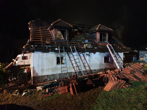 Při nočním požáru na Příbramsku zemřela jedna osoba
