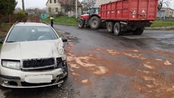 Střet osobního vozidla s traktorem
