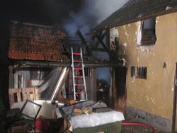 K požáru rodinného domu vyjelo pět jednotek hasičů v Poličné. 