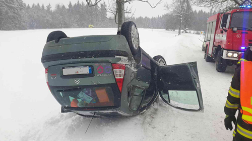 U Popic na Jihlavsku skončil po nehodě osobní vůz převrácený na střeše, nehoda si vyžádala jedno zranění