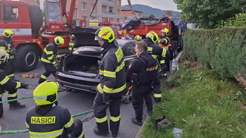 Z baterie se valil toxický dým. Hybridní vůz museli hasiči hlídat 48 hodin