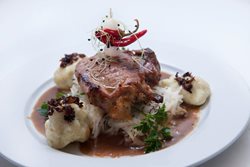 Plněný Ladův kotlet s cibulovo - česnekovou šťávou
