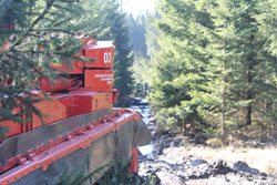 Na Tachovsku hasičský tank vyprostil z rašeliny dva lesní stroje-VIDEO