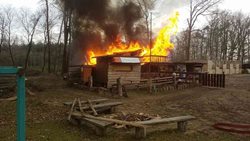 Požár srubu na ranči pod Kunětickou horou likvidovaly čtyři jednotky hasičů
