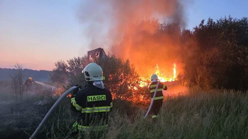 Kamion začal hořet uprostřed ovocného sadu. Hasiči s plameny bojovali několik hodin
