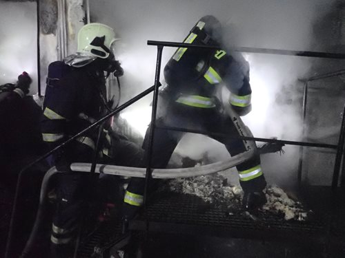 Požár maringotky u lesního porostu. Aktualizace