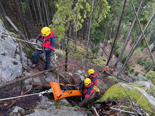 Hasiči trénovali záchranu osob ve skalách a transport zraněných v náročném terénu