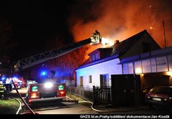 U požáru v Praze 8 zasahovalo šest profesionálních a sedm dobrovolných jednotek