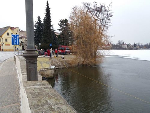 Hasiči-potápěči čistili v Jindřichově Hradci odtok Vajgaru