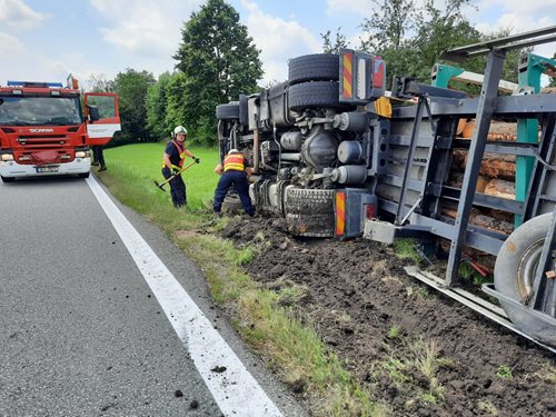 Havarovaný kamión zablokoval silnici u Ratibořských Hor