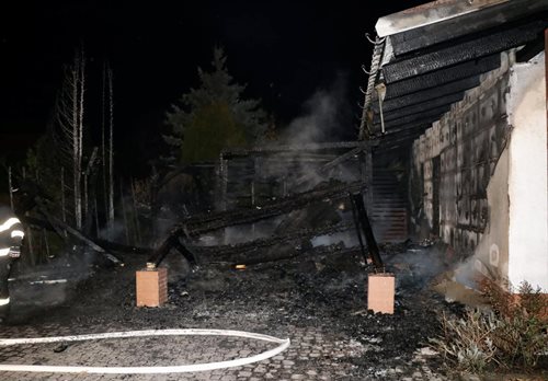 Požár přístřešku a rodinného domu v Plotištích nad Labem likvidovaly čtyři jednotky hasičů