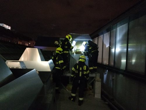 Požár vzduchotechniky způsobily mastné usazeniny v klimatizaci, škoda je 500 tis. Kč