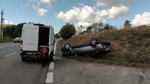 Osobní auto skončilo po střetu s dodávkou na střeše. Nehoda se obešla bez zranění