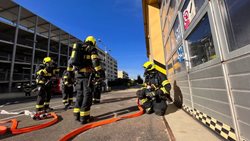 Hasiči v Praze cvičili požár a výbuch v plnírně speciálních plynů