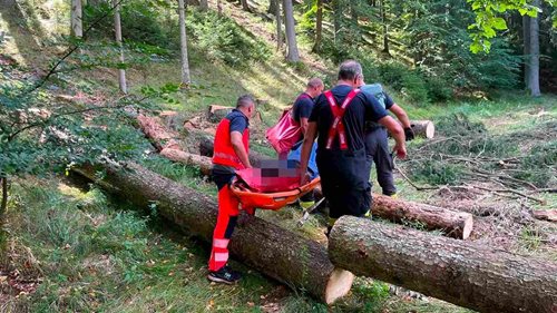 Sanitka se k pacientce nedostala. Záchranáři museli pokračovat pěšky, pomohli také hasiči