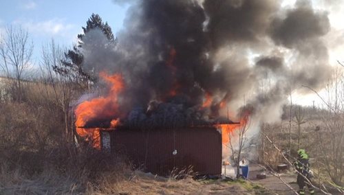 Požár stavební buňky zaměstnal několik jednotek