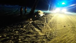 Hasiči odstraňují následky nehod na zasněžených silnicích