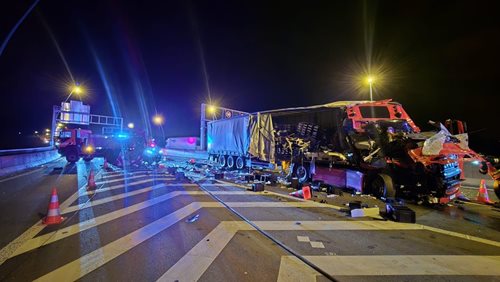 Střet nákladních vozidel zastavil provoz