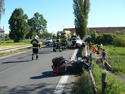 Nehoda dvou motorek a dvou osobních aut u Velkého Boru