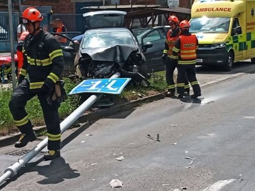 Auto narazilo do sloupu, řidič ošetřen na místě