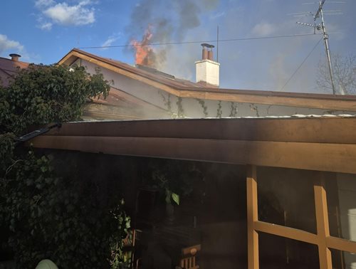 Požár rodinného domu na Vsetínsku si vyžádal zásah pěti jednotek hasičů