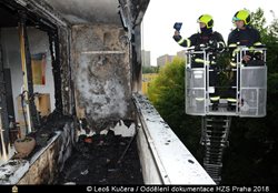 Hasiči dnes ráno zachránili 12 osob během požáru bytu v Praze 4